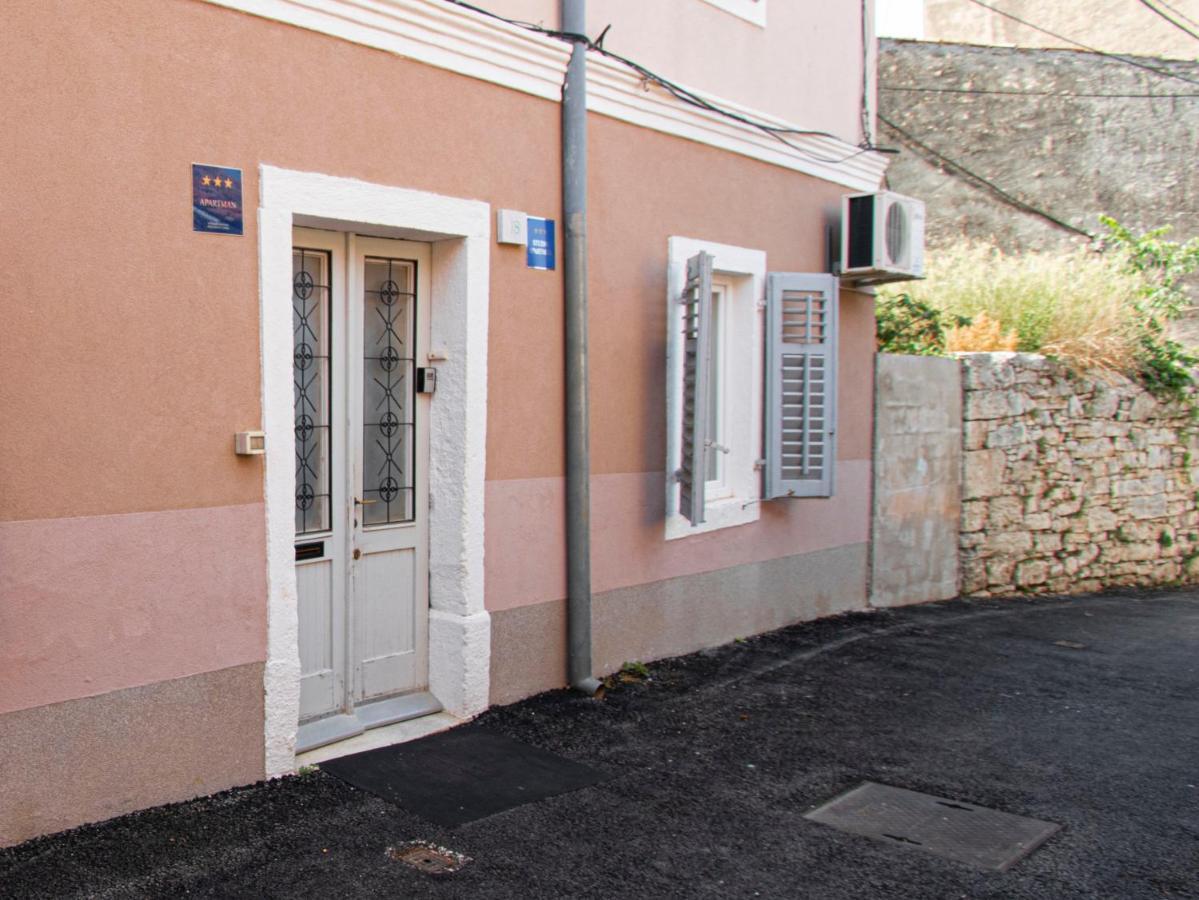 Nina Colosseum Apartment Pula Bagian luar foto