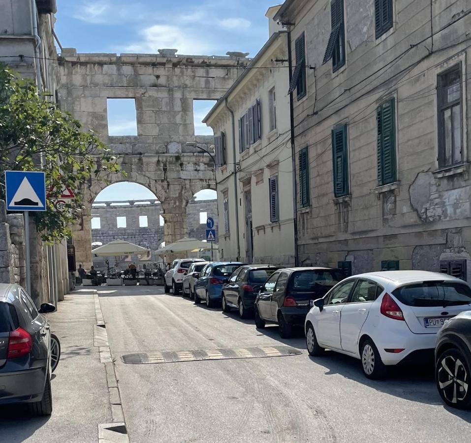 Nina Colosseum Apartment Pula Bagian luar foto